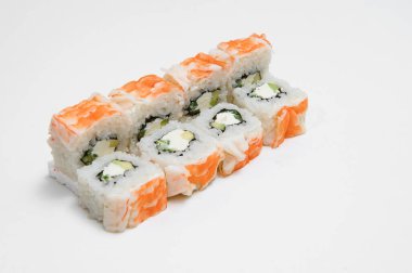 Japon deniz ürünleri suşisi, beyaz arka planda yuvarlan.