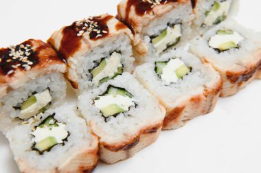 Suşi roll, üzerinde beyaz izole