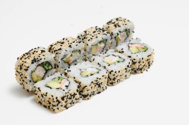Japon deniz ürünleri suşisi, beyaz arka planda yuvarlan.