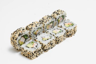 Japon deniz ürünleri suşisi, beyaz arka planda yuvarlan.