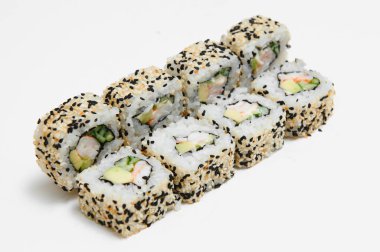 Japon deniz ürünleri suşisi, beyaz arka planda yuvarlan.