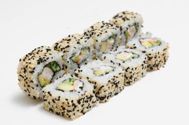 beyaz zemin üzerinde suşi roll