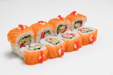 Suşi roll, üzerinde beyaz izole