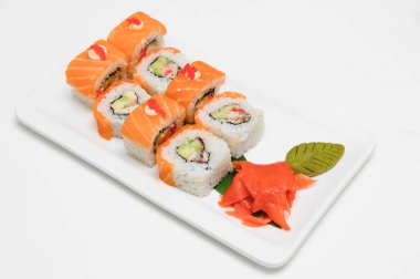 beyaz zemin üzerinde suşi roll