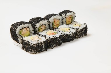 Suşi roll, üzerinde beyaz izole