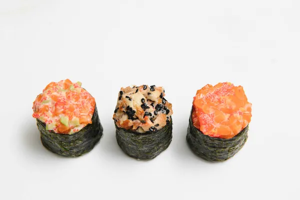 Sushi Rolar Sobre Fundo Branco — Fotografia de Stock