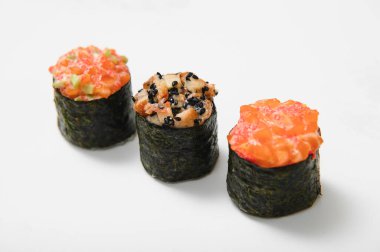 Japon deniz ürünleri suşisi, beyaz arka planda yuvarlan.