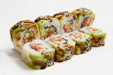 Japon deniz ürünleri suşisi, beyaz arka planda yuvarlan.