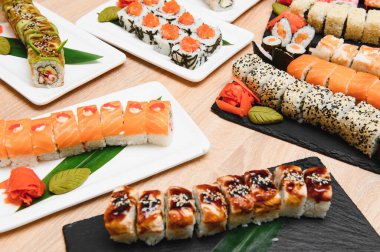 Yansımaları ile izole siyah arka plan üzerine Japon rulo