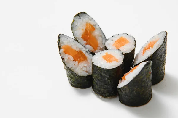Japońskie Sushi Owoców Morza Toczyć Się Białym Tle — Zdjęcie stockowe