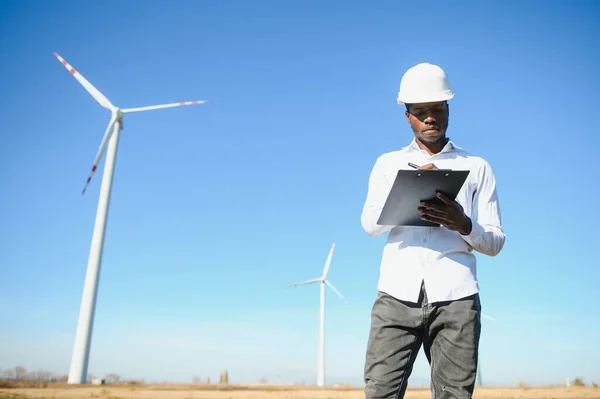 Ingenieur Afrikaanse Man Staande Met Windturbine — Stockfoto