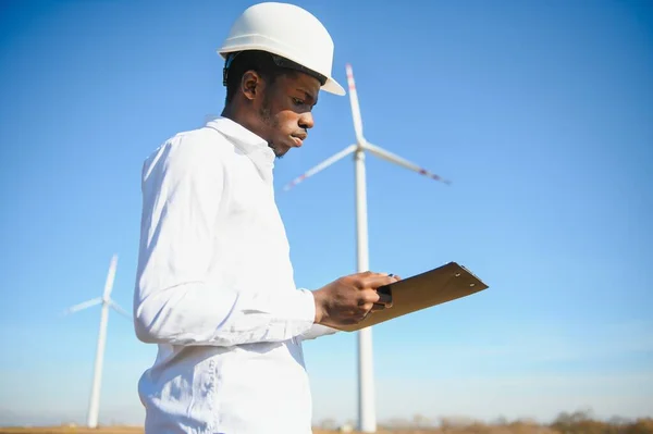 Ingenieurs Onderzoeken Windturbine — Stockfoto