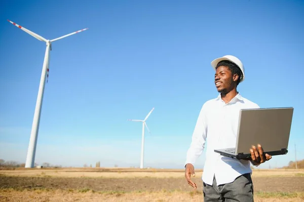 Ingenieur Afrikaanse Man Staande Met Windturbine — Stockfoto