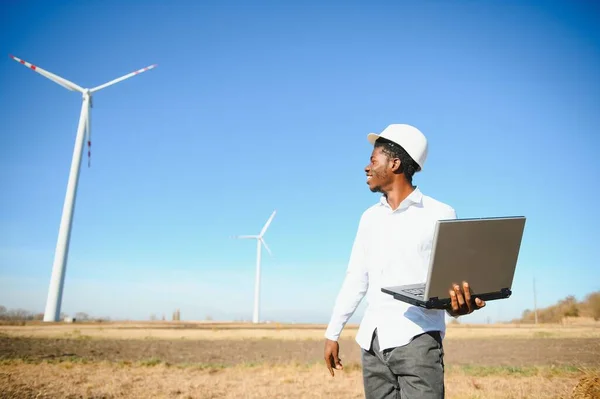 Engineer Controleert Wind Turbine Systeem Met Een Tablet Alternatieve Energie — Stockfoto