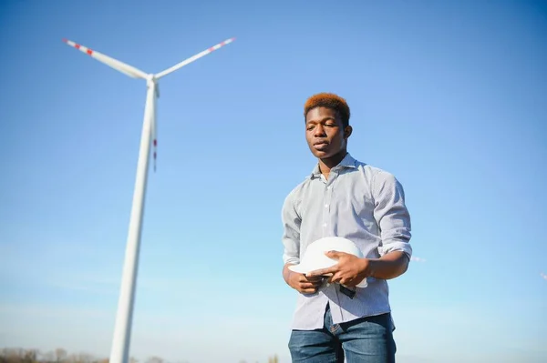 Afrikanischer Ingenieur Steht Vor Windkraftanlage — Stockfoto