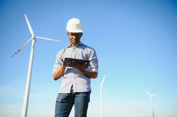 Afrikaanse Ingenieur Draagt Witte Harde Hoed Met Digitale Tablet Tegen — Stockfoto