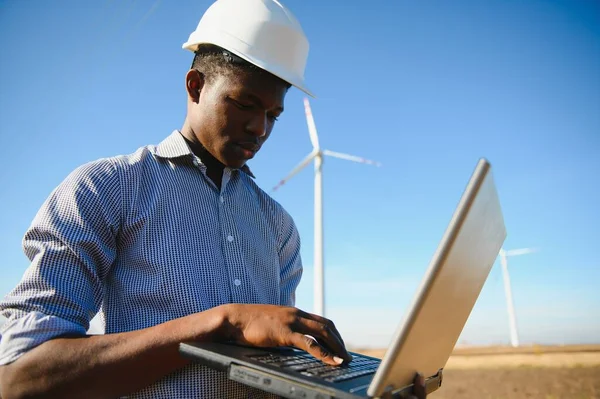 African Engineer Staande Oppottende Laptop Met Windturbine — Stockfoto