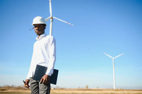 Ingenieurs Onderzoeken Windturbine — Stockfoto