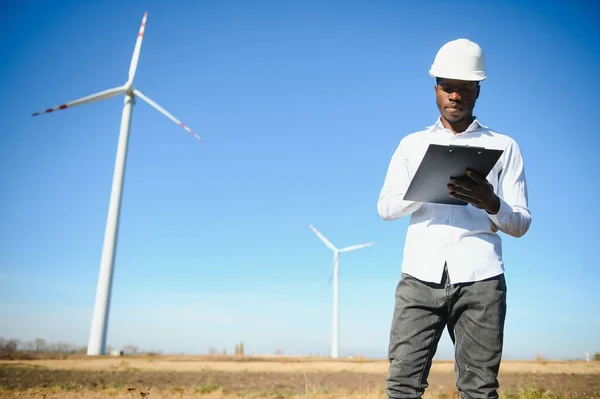Ingenieur Afrikaanse Man Staande Met Windturbine — Stockfoto