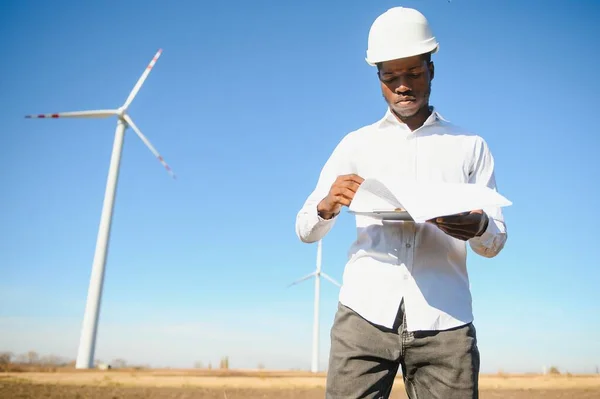 Engineer Controleert Wind Turbine Systeem Met Een Tablet Alternatieve Energie — Stockfoto