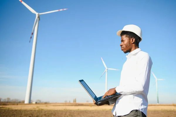 Afrikaanse Ingenieur Draagt Witte Harde Hoed Met Digitale Tablet Tegen — Stockfoto