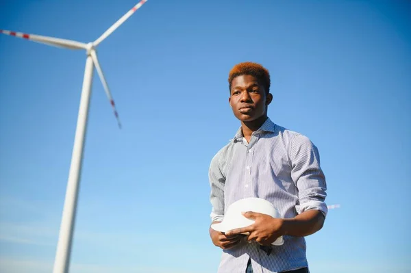 Engineer Checks Wind Turbine System Tablet Alternative Energy Wind Farm — Stockfoto