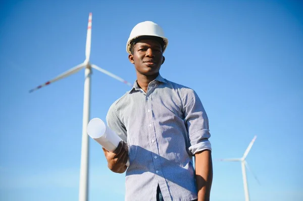 Ingenieur Afrikaanse Man Staande Met Windturbine — Stockfoto