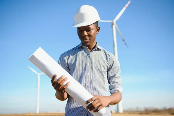 Engineer Controleert Wind Turbine Systeem Met Een Tablet Alternatieve Energie — Stockfoto