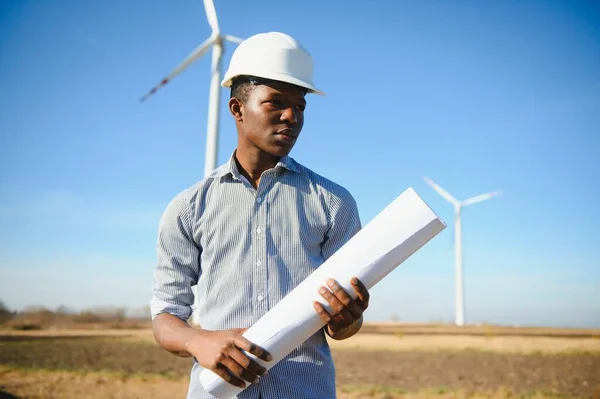 Mannelijke Ingenieur Windmolenpark Voor Elektriciteitsproductie — Stockfoto