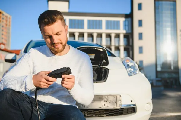 Hände Des Mannes Verdrehen Stromstecker — Stockfoto