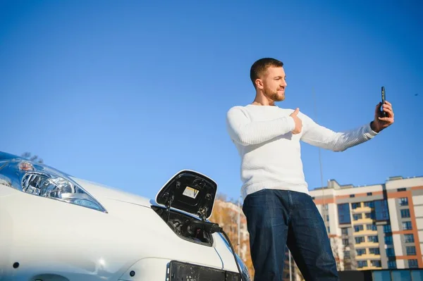 Mann Lädt Elektroauto Ladestation — Stockfoto