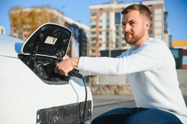 Junger Mann Lädt Sein Auto — Stockfoto