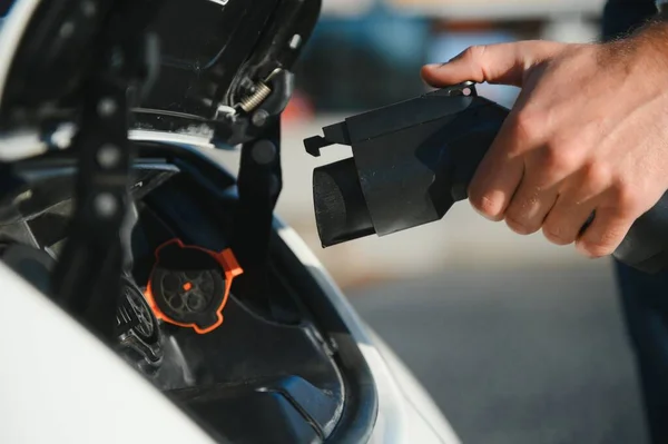 Glimlachende Man Los Koppelen Van Lader Van Auto — Stockfoto