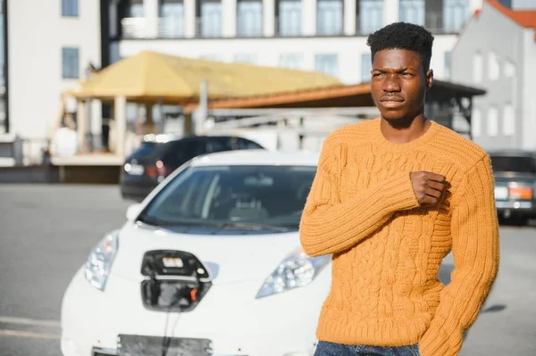 Afroamerikaner Lädt Sein Elektroauto — Stockfoto