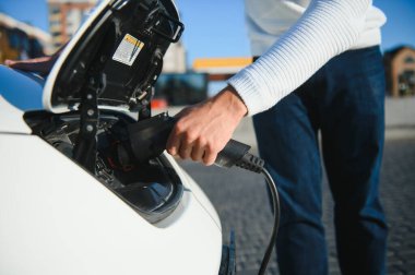 Eller bir adam güç konektörü kadar büküm