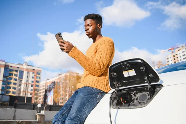 Urban Elektrofahrzeug Öko Konzept Junger Mann Mit Schwarzer Hautfarbe Wartet — Stockfoto