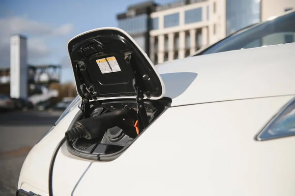 Elektrikli Araba Şarj Ediliyor Yakın Çekim — Stok fotoğraf