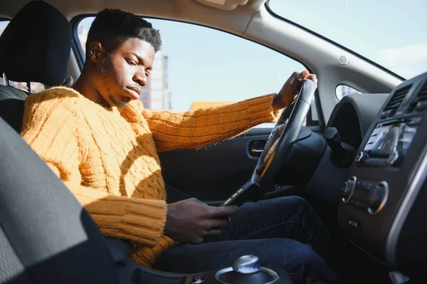 Africký Američan Řídí Elektrické Auto — Stock fotografie