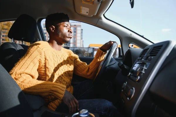 Афроамериканець Їде Електричному Автомобілі — стокове фото