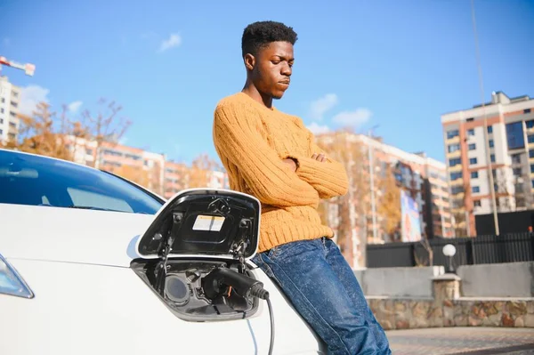 Urban Elektrofahrzeug Öko Konzept Junger Mann Mit Schwarzer Hautfarbe Wartet — Stockfoto