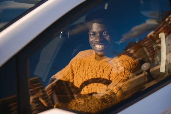 Schöner Junger Afroamerikaner Seinem Neuen High Tech Elektrofahrzeug Während Trinkt — Stockfoto
