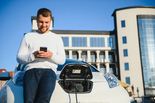 Mann Schaltet Ladestation Für Auto Ein — Stockfoto