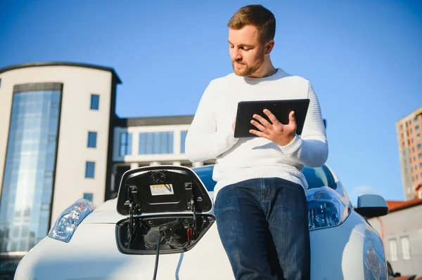 Mann Schaltet Ladestation Für Auto Ein — Stockfoto