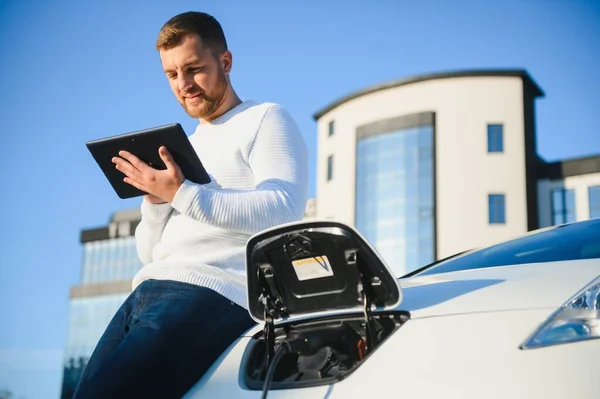 Mann Lädt Elektroauto Ladestation — Stockfoto