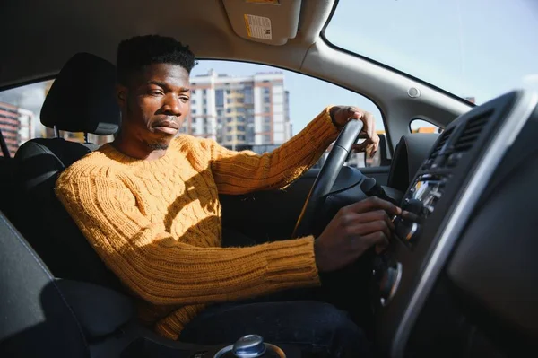 Lächelnder Junger Afroamerikaner Der Der Kabine Eines Komfortablen Modernen Elektroautos — Stockfoto