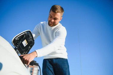 Adam araba şarj dönüm