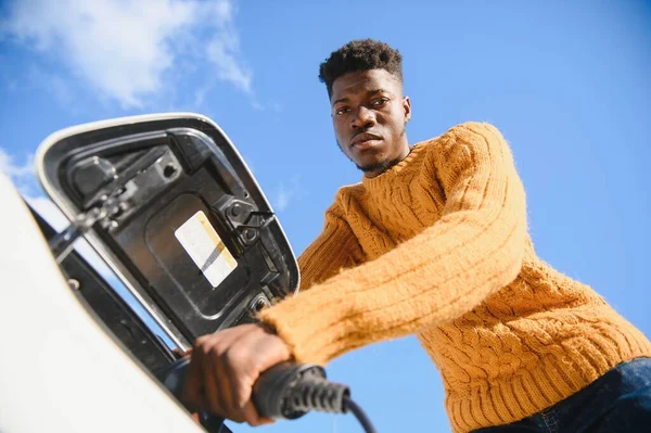 Afrikaner Hält Ladekabel Der Hand Das Der Nähe Von Luxus — Stockfoto