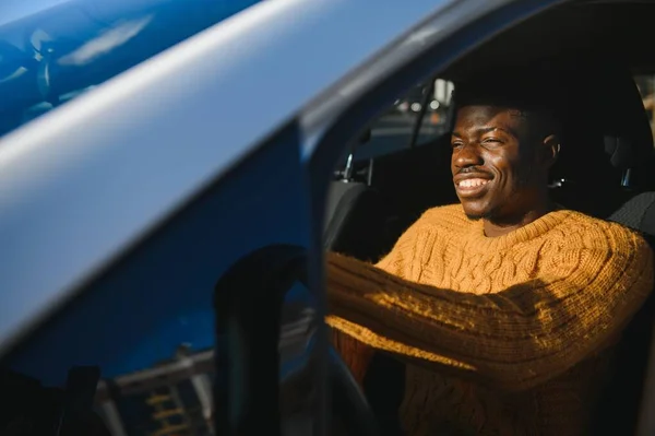 Africký Američan Řídí Elektrické Auto — Stock fotografie