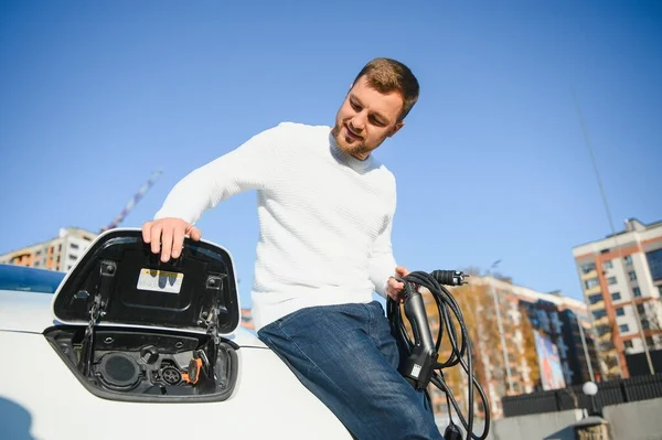 Junger Mann Lädt Sein Auto — Stockfoto