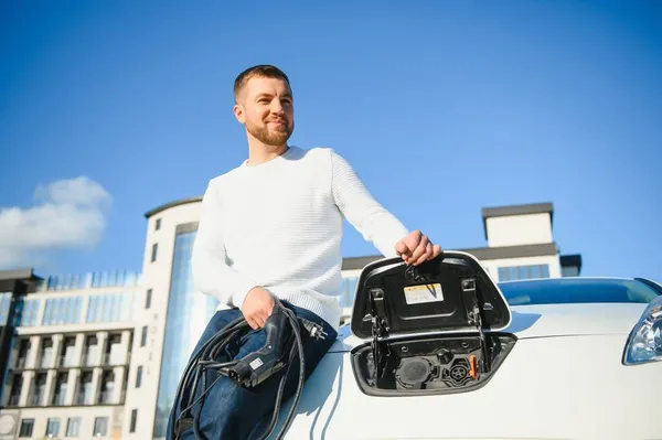 Mann Lädt Elektroauto Ladestation — Stockfoto